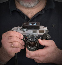 Die Leica M2 mit dem neuen KEKS M-Meter in Händen. Foto: bonnescape.de