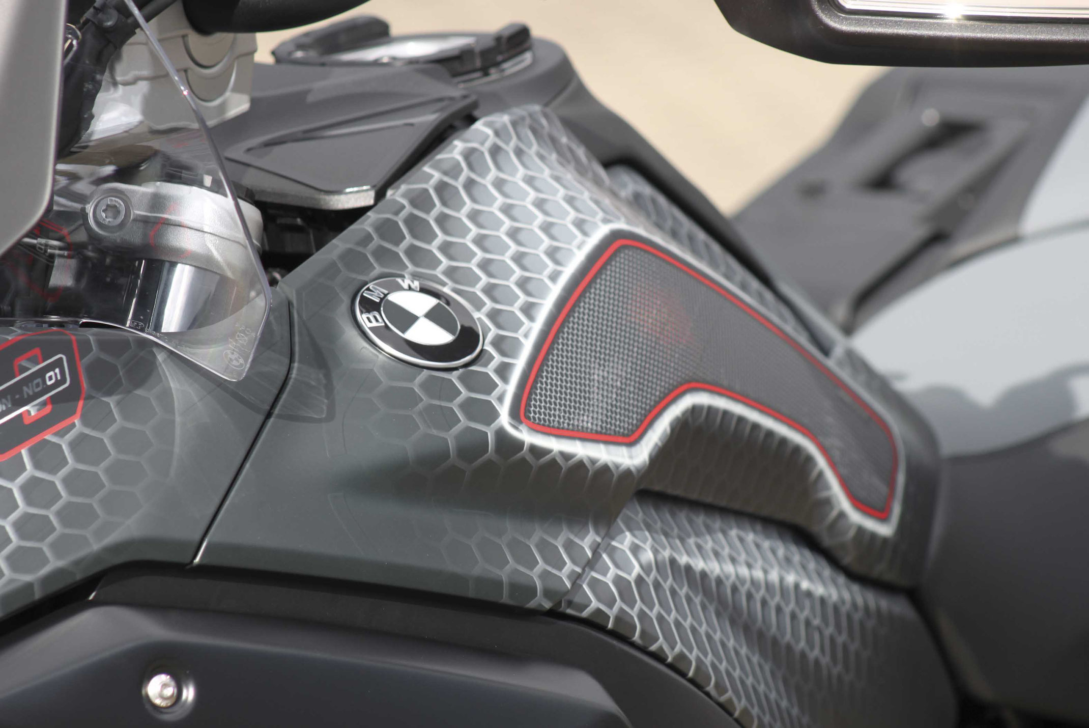 Motorrad Folierung: Design auf Folie Hexagon - Custom Company