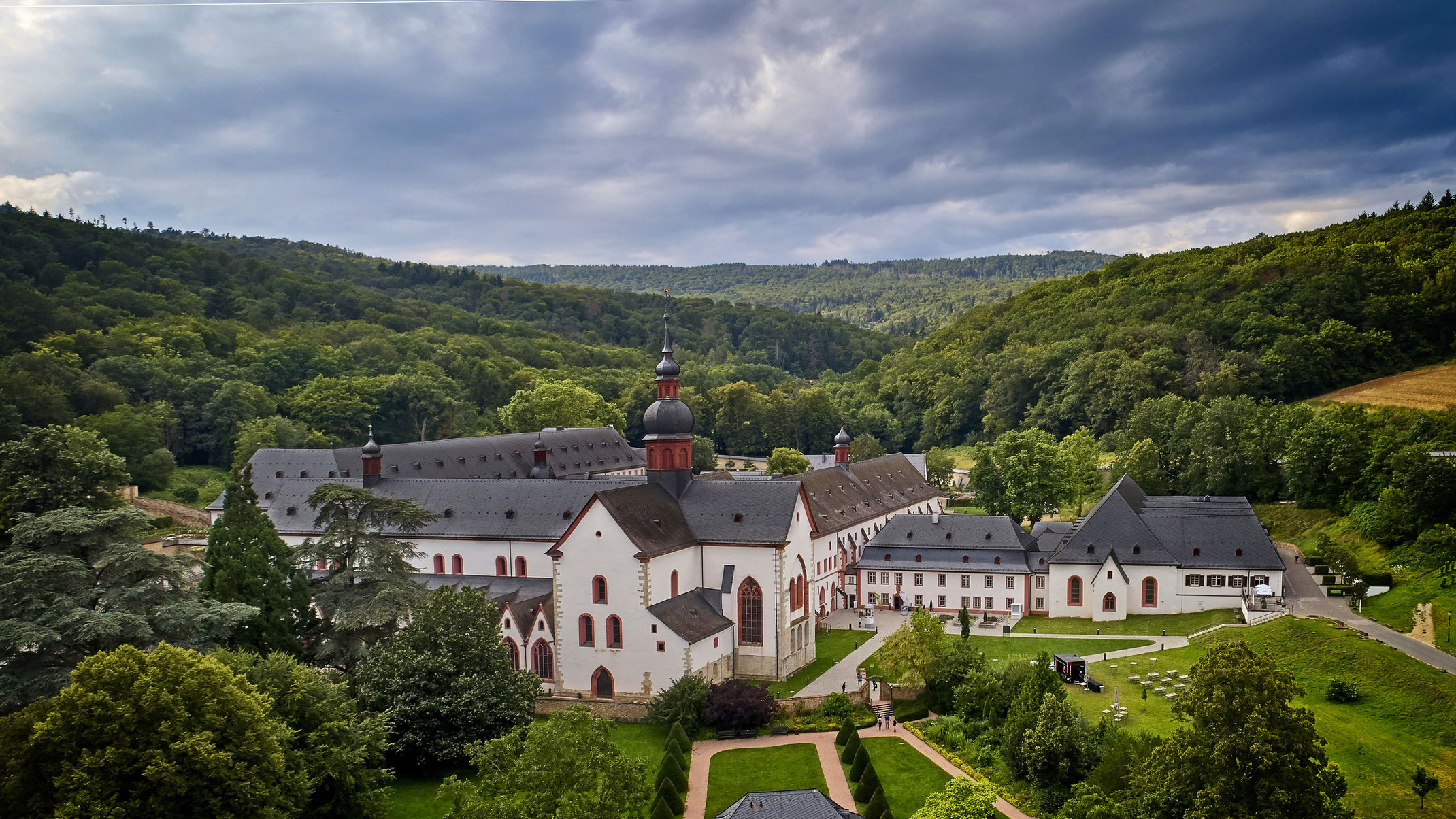 Kloster Eberbach im Namen der Rose - Rheingaugold: Das beste aus Wiesbaden  und der Region