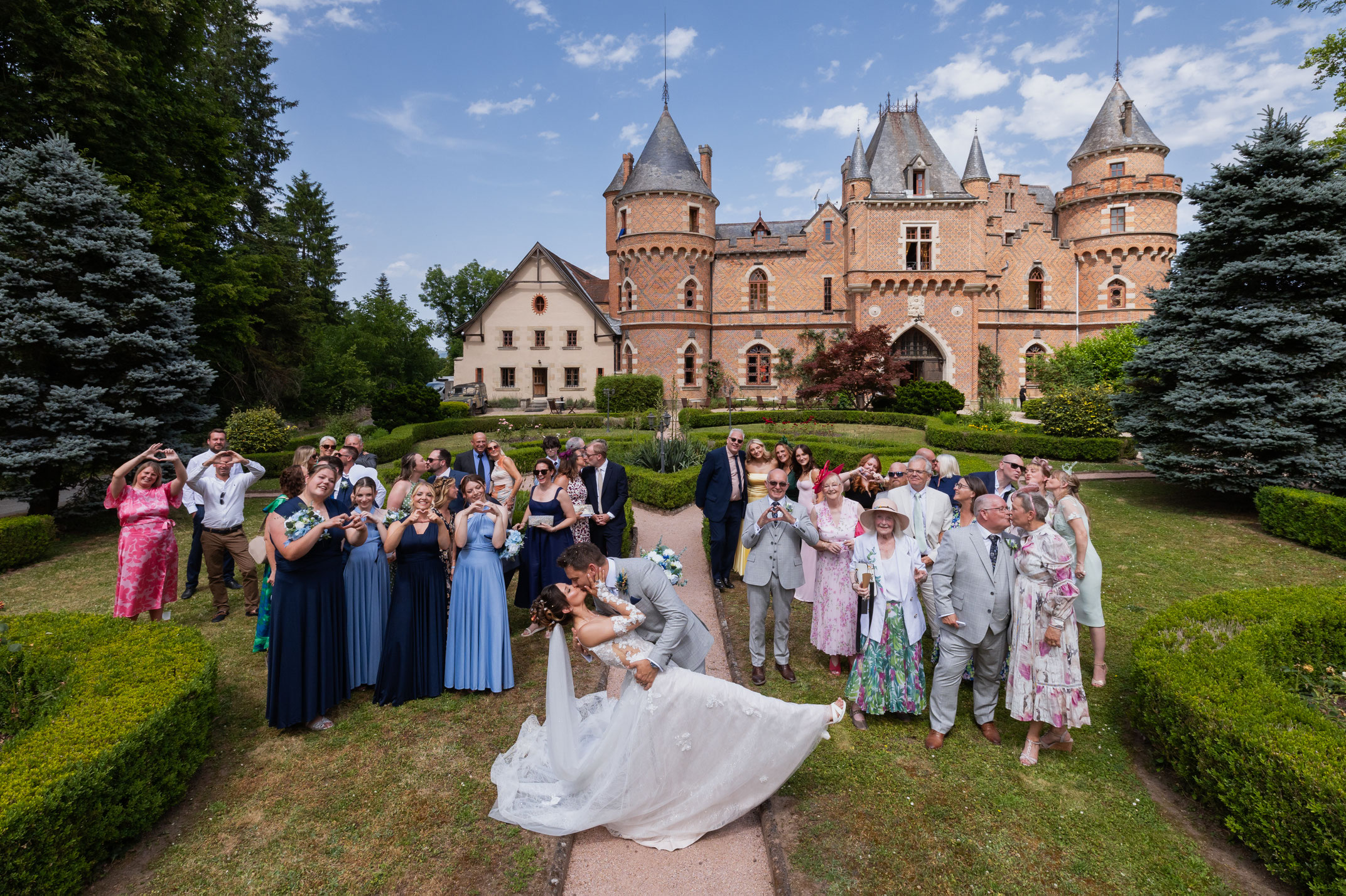 Photo groupe original lors d'un mariage  à Clermont-Ferrand - Château de Maulmont
