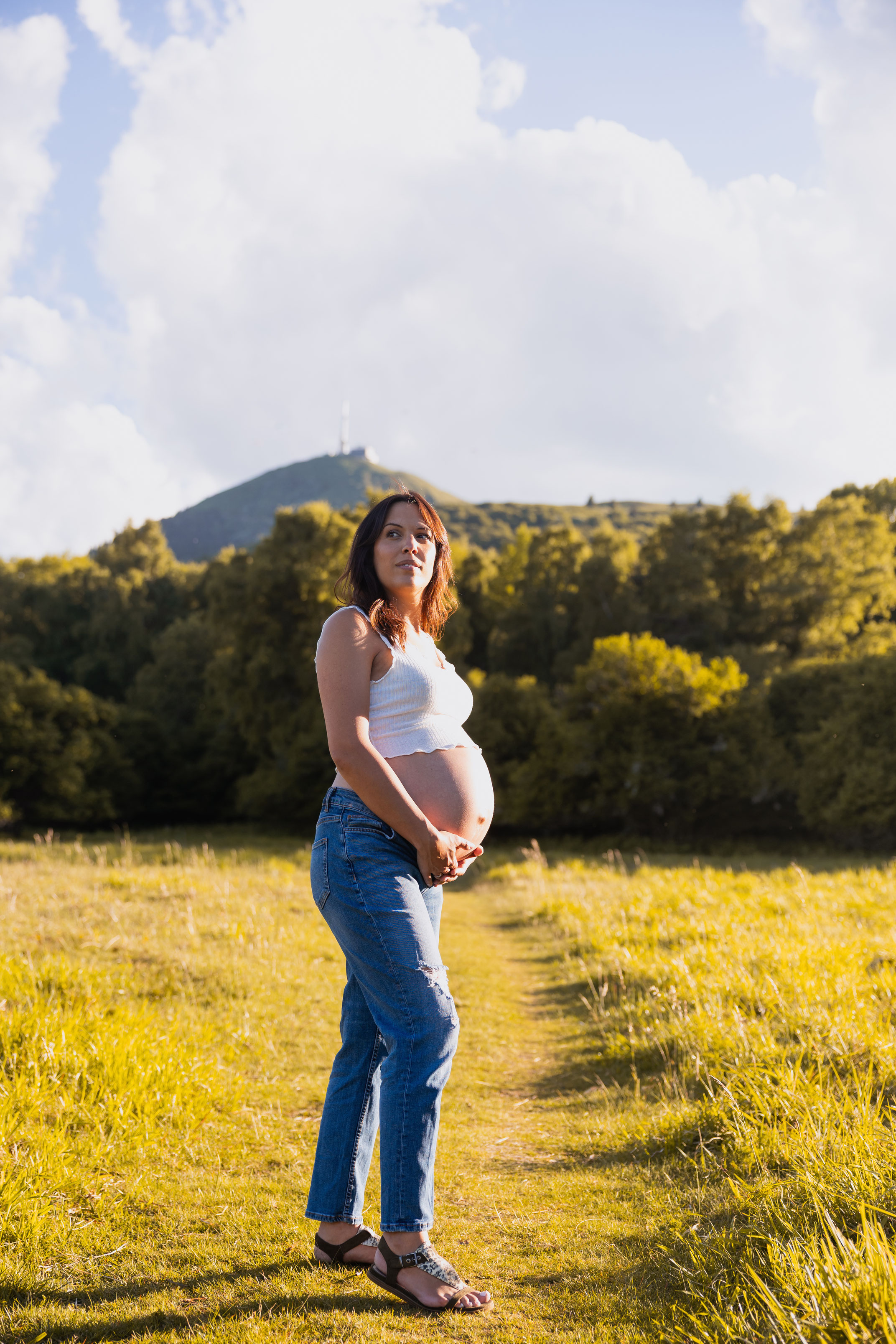 Photo de grossesse en extérieur à Clermont-Ferrand - Photos naturelles et spontannées