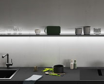 Küchenarbeitsplatte mit eleganter LED-Lichtleiste an der Wand für indirekte Beleuchtung