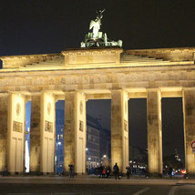 Das angestrahlte Brandenburger Tor bei Nacht. Foto: Helga Karl