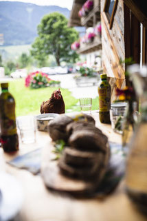 Mittagstisch und Huhn als Gast