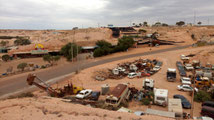 Vue sur la ville, carcasses de voitures et une ancienne mine transformée en musée