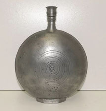 Alte originale Feldflasche Zinn 19. Jahrhundert Monogramm L.V Ø 20,5 cm 1,85 L, € 159,00