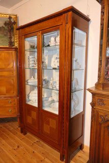 Art Deco Mahagoni Vitrine allseitig verglast, Glasböden facett. Schreiben, 211cm, € 2700,00