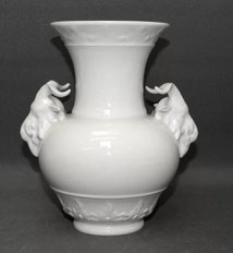 KPM Berlin Porzellan Vase WIDDERKÖPFE Entw. Friedrich Elias Meyer H. 18,0 cm, € 199,00