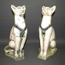 Paar ägyptische Bastet Katzen mit Skarabäus in weisser Keramik H. 41,0 cm 7 kg, € 495,00