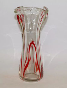 Seltene schlichte Murano Klarglas Vase mit eingelassenen roten Glasfäden H. 23,5, € 110,00