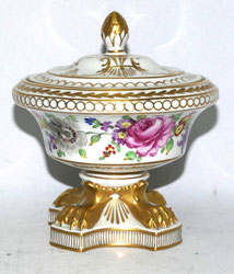 POTSCHAPPEL DRESDEN Carl Thieme Konfektdose Blumendekor H. 14,5 cm D. 13,0 cm, € 550,00