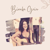 Bianka Geier lachend mit der Gitarre