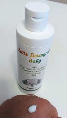 Texture latte detergente baby Antos su dorso mano