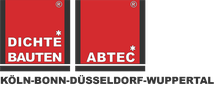 Zweiteiliges Logo auf rotem Grund: Zwei Quadrate, jeweils mit schwarzen Balken links, rechts und unten eingefasst. Im linken Quadrat steht der Schriftzug „DICHTE BAUTEN“, im rechten Quadrat steht „ABTEC“.