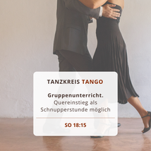 Paar tanzt Tango Argentino in einem Tanzsaal unter Anleitung von Svenja Fröhlich im Dance Inn Hattingen an der Ruhr.