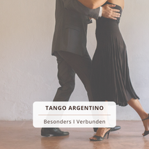 Paar tanzt Tango Argentino in einem Tanzsaal unter Anleitung von Svenja Fröhlich im Dance Inn Hattingen an der Ruhr.