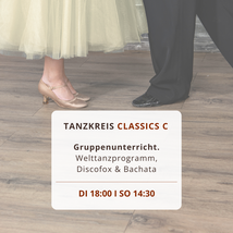Fröhliches Paar tanzt lächelnd Walzer, Tango, Discofox, Salsa, Bachata, Jive in der Tanzschule Dance Inn Hattingen an der Ruhr unter der persönlichen Leitung von Tanzlehrerin Svenja Fröhlich, geb. Petry.