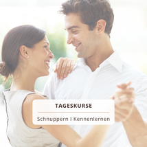Fröhliches Paar tanzt lächelnd Walzer, Tango, Discofox, Salsa, Bachata, Jive in der Tanzschule Dance Inn Hattingen an der Ruhr unter der persönlichen Leitung von Tanzlehrerin Svenja Fröhlich, geb. Petry.