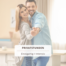 Fröhliches Paar tanzt lächelnd Walzer, Tango, Discofox, Salsa, Bachata, Jive in der Tanzschule Dance Inn Hattingen an der Ruhr unter der persönlichen Leitung von Tanzlehrerin Svenja Fröhlich, geb. Petry.
