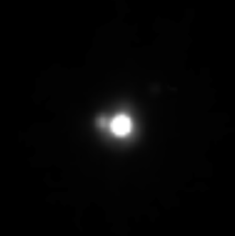 Salacia (mitte) und Actaea (links) auf einer Hubble-Aufnahme vom 21. Juli 2006. © Bild von Renerpho (Eigenes Werk) auf Wikipedia Commons, Bilddatei wurde leicht verändert. Nutzung gemäß Creative-Commons-Lizenz CC BY-SA 4.0 