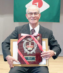 県老人の意見発表大会で最優秀賞を受賞した東宇里永清さん=22日午後、沖縄市農民研修センター
