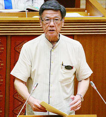 答弁する翁長知事=6月30日 県議会