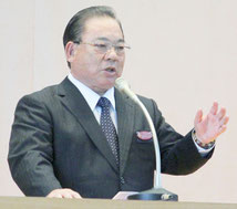 母校の講演会で在校時の思い出を語る安慶田副知事=10日午後、八重山農林高校