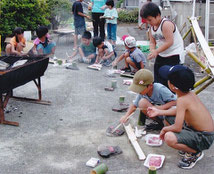 子ども教室山賊キャンプでの焼肉。鉄板はなんと熱した石！