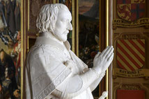 Priant de Villiers de l’Isle-Adam.