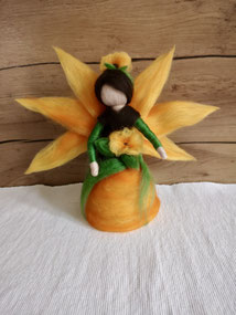 Handgefertigte Sonnenblumenfee aus Märchenwolle – leuchtende Sommerfee für Jahreszeitentisch, Wohnzimmer, Sommerdekoration und als Geschenk zum Muttertag.