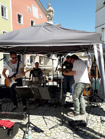 Olles Leiwand beim Peter- und Paul-Markt Fridolfing