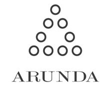 Il logo della cantina di spumanti Arunda raffigura una composizione stilizzata di anelli disposti a forma di triangolo, accompagnata dall'elegante scritta “ARUNDA”.
