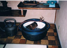 職方の名前の彫り込まれた銅製火鉢