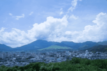 大分県別府市の海側から撮影した写真です。この山は大平山。通称扇山と呼ばれています。