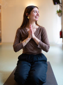 Nina Klauser bietet Hatha Yoga mit Yin Yoga Elementen