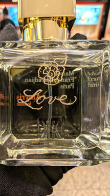 Gravierter Schriftzug „Love" mit eingravierter Rose auf einem Parfumflakon – unvergängliches Geschenk durch Live-Gravur, Schrift & Kunst Stuttgart