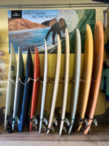 Surfbrettverleih bei Surf Canaries mit verschiedenen Surfboards