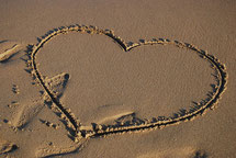 砂浜のハートのイメージ写真love-1968154_1280