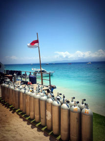 Nusa Penida bali aqua dive center diving tank in front of beach