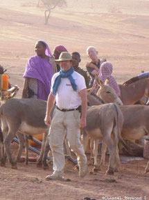 Un homme blanc, des femmes noirs, des ânes et un alinos dans le désert Mauritanien 