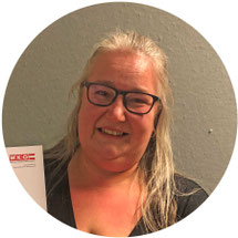 Doris Mayer präsentiert ihr Lehrabschlusszeugnis