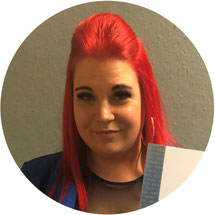 Natascha Kettl mit Urkunde zur bestandenen Einzelhandelsprüfung