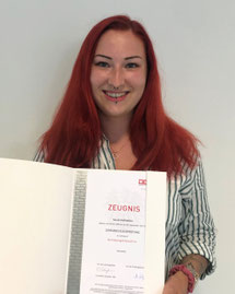 Sarah Hofmüller präsentiert ihr Zeugnis zur bestandenen Lehrabschlussprüfung