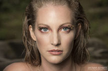 Portrait blonde Frau mit blauen Augen mit ausgefallenem Makeup und Wet Look Haaren