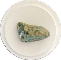 Rhyolith grün gelb gemustert Lingam Trommelstein Heilstein
