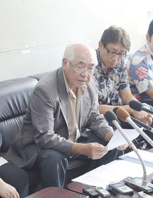 翁長知事の提訴を発表する平安座原告団長=10月20日、県庁