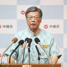 翁長雄志知事が臨時記者会見を開いた=4日午前、県庁