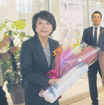 就任後初めて八重山入りし、石垣空港で歓迎の花束を受け取った島尻沖縄担当相(16日夕)