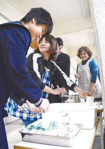 PTAが早朝講座終了後、生徒に食事を振る舞った=25日午前、石垣中学校