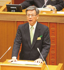 翁長雄志知事が2016年の所信表明演説を行った=16日午前、県議会